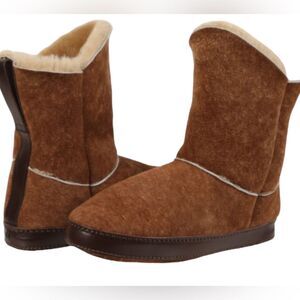 ross stone  genuine shearling lines a bootie-profile slipper. Size 8